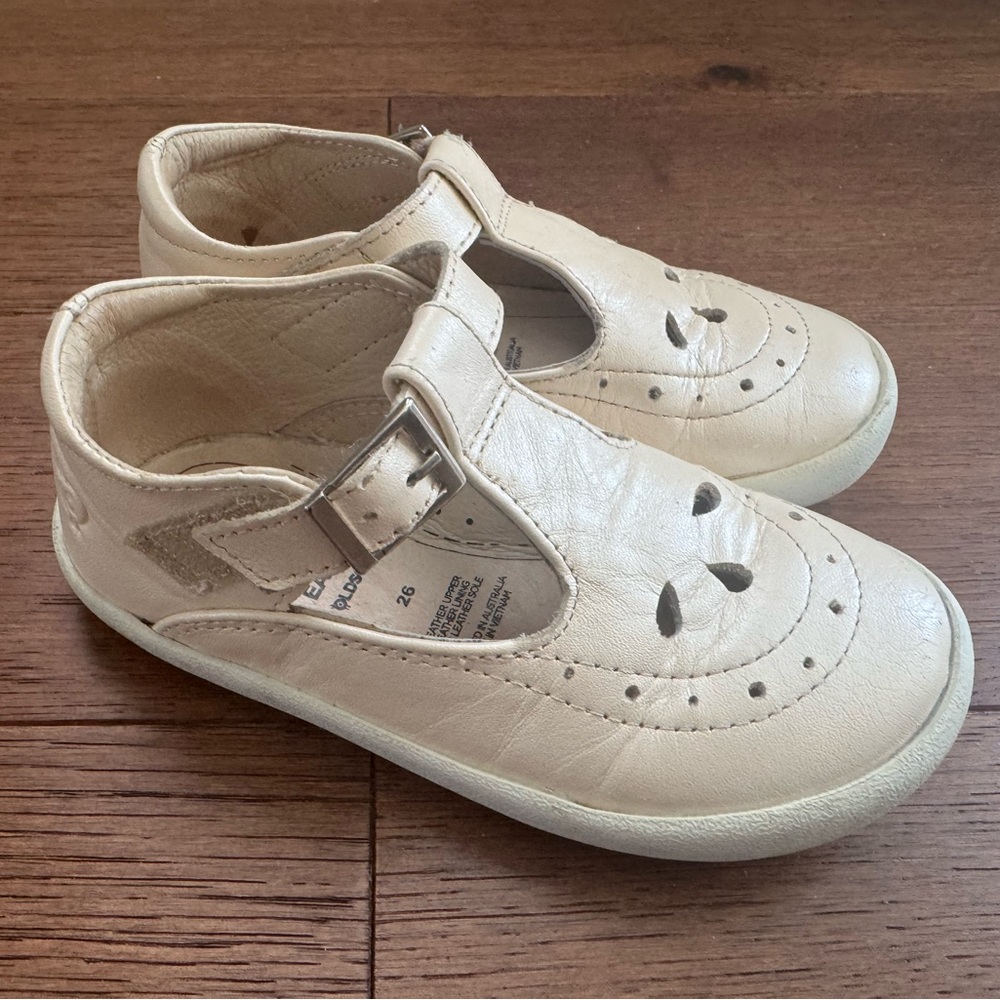 Gently used Old soles royal shoe in Pearly ivory leather. Size 9US/26EU